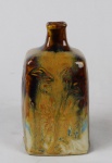 Pequeno vaso quadrado oriental , em cerâmica vidrada, marcado na base co  ideogramas. Medidas: Alt. 12,5 cm.