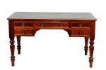 Elegante e sólida escrivaninha de estilo império, dita "bureau plat", de madeira nobre e tampo revestido de couro. Aba guarnecida por 5 gavetas com puxadores de madeira.med 80 x 140 x 75 cm . Marcas do tempo. No estado.Coleção Particular Maria Inez e Alfredo Souto de Almeida - Rio de Janeiro/RJ. Nota: Este lote não poderá ser enviado pelos correios.