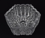 Baccarat - Belo centro de mesa oitavado em cristal francês, Baccarat, decorado com rica lapidação. Medidas: Alt. 11 cm; Diâmetro 20  cm. marcas de uso. No estado.