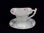 Cia da índias. Rara molheira com presentoir de porcelana cia das índias.  Decoração Família Rosa. cerca 1900. med. 10  cm x 16,5  cm x  9,5  cm (molheira),  17 cm x 14  cm (presentoir). Marcas do tempo. No estado.