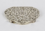 Colecionismo - Bela caixa para maquilagem em prata italiana decorada com rico trabalho de folhagens na frente e no verso. No interior possui espelho. Medidas: 10,0 cm X 8,0 cm. Marcas de uso. No estado.