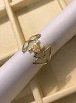 JOIA- Lindo anel em banho de ouro, formato geométrico. Aro.21