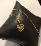 JOIA- Delicado colar feminino banhado a ouro, com pingente de coração, cravejado por zircônias brancas. Pingente retrátil, Colar mede 45cm