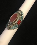 BIJUTERIA FINA- Belíssimo anel ao gosto Nepal/ índia. Modelo navete, metal prateado com pedras na cor turquesa e vermelho coral. Aro. 20