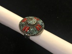 BIJUTERIA FINA- Belíssimo anel ao gosto Nepal/ índia. Modelo medalhão, metal prateado com pedras na cor turquesa e vermelho coral. Aro. 17/18