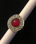 PRATA- Lindo anel medalhão em prata de lei, galeria central com posta por bela pedra na cor vermelho Rubi. Aro ajustável.