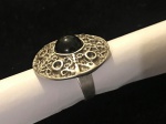 PRATA DE LEI- Lindo anel em prata de lei, formato de mandala, com linda pedra central na cor negra. Aro ajustável.