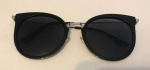 Lindo óculos para sol feminino no estilo gatinho, armação na cor preta com apliques em metal prateado. Lentes polarizadas.