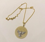 JOIA- Magnífico colar banhado a ouro com pingente representando Espírito Santo, galeria vazada, ouro branco e amarelo. Med. 5cm (pingente) colar 45cm