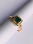 CÓPIA DE JOIA- Lindo anel em metal dourado, galeria central composta por bela pedra na cor verde esmeralda, adornado por pedras brancas. Aro. 20