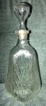 Belíssima garrafa licoreiro, da déc. de 40. Em demi cristal, no estilo Art Déco. Med. 30cm de altura, 13cm de largura.