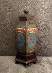 Coleção - Cloisonné - Belíssimo potiche chinês, miniatura, de feitio sextavado, em Cloisonné, com peanha de madeira. Med. Total: 10cm de altura.