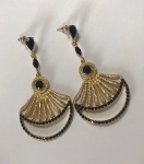 BIJUTERIA FINA- Belíssimo par de brincos pendentes em metal dourado, cravejado por pedras na cor preta. Estilo Indiano. Med. 8cm