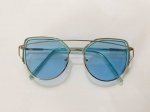 Belíssimo óculos feminino para sol, armação prateada, lentes na cor azul. Designer moderno.
