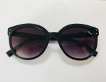 Lindo óculos feminino para sol ao gosto Dior, armação na cor preta, lentes fumê. Proteção UV.