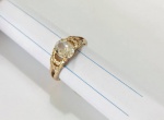 CÓPIA DE JOIA- Belíssimo anel em metal dourado, galeria central composta por linda pedra na cor branca. Aro. 15/16