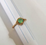 CÓPIA DE JOIA- Belíssimo anel em metal dourado, galeria central composta por linda pedra na cor verde água. Aro. 17/18