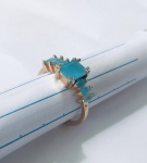 BIJUTERIA FINA- Delicado anel solitário em metal dourado, cravejado por strass na cor azul bebê. Aro. 19/20