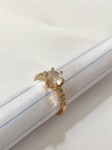 CÓPIA DE JOIA- Belíssimo anel solitário na cor dourada, cravejado por strass, galeria central composta por pedra na cor branca. Aro 16/17