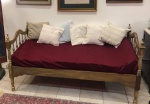 Bela e antiga cama de solteiro, de madeira nobre, recentemente pintada em folha de ouro. OBS: NÃO ACOMPANHA COLCHÃO E ALMOFADAS. Retirada em Angra dos Reis - RJ