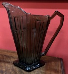 ART DÉCO, CERCA 1940 - Excepcional jarra refresqueira, no estilo Art Déco, original da déc. de 40. Perfeito estado. Vidro.  Med. 26cm de altura, 26cm de largura.