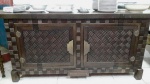 Bali - Belíssimo móvel baixo, dito Arca, usado como louçeiro, de madeira nobre, entalhada, puxadores de bronze.  Retirada em Angra dos Reis - RJ.