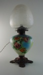 Lampião de opalina pintada a mão com cúpula de cristal, altura total 45,5 cm