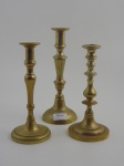 3 Diferentes castiçais em bronze. Altura do maior 25 cm, dos dois menores 21 cm.