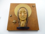Quadro religioso em madeira e resina. Altura 32 cm, largura 32 cm.
