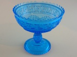 Carameleira em cristal prensado azul com pequenas bicadas na borda. Altura 15 cm.