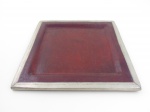 Centro de mesa de cerâmica cor vermelha com metal prateado , largura 32 cm.
