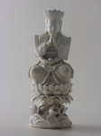 Escultura chinesa de porcelana, altura 22 cm (pequenos faltantes). Representa a deusa budista Kuan Yin que está sentada em uma flor de lótus.