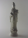 Escultura chinesa em porcelana. Altura 30 cm.