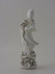 Escultura chinesa em porcelana. Altura 31 cm (pequenos faltantes).