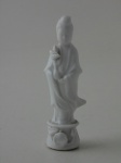 Escultura chinesa em porcelana, altura 10,5 cm.