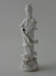 Escultura chinesa de porcelana com 17 cm de altura (pequenos faltantes).