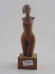 Escultura em madeira representando nu feminino. Altura 25,5 cm.