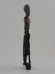 Escultura africana em madeira. Altura 31 cm.
