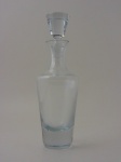 Garrafa de cristal com pequenos lascados na borda. Altura 34,5 cm.
