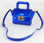 Moderna bolsa em vinil azul metálico, alça dupla. reversível em handbag e cross bag. Peça incomum e designer fashion. Med. 27 x 26 x 13 cm. Alça: 70 cm.
