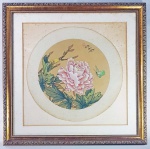 Antiga pintura chinesa sobre seda, com poesia e assinada com selo vermelho. Formato redondo PEÔNIA E BORBOLETA. Medida com moldura: 45 x 45 cm