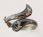 TAILÂNDIA - Bracelete em prata STERLING no formato de serpente, detalhes em esmalte escuro e desenhos de arabescos e dançarinas APSARAS incisos. Contrastada. Medida interna: 7 cm