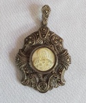 Placa em prata de lei, marcassitas e reserva central em madrepérola com Sagrado Coração esculpido. Med. 5  x 3 cm