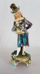 Escultura em porcelana europeia  representando fidalgo galante. Séc.XIX. Peça numerada na base. Possivelmente italiana. Med. 22 cm.