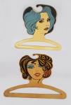 Anos 50 - VINTAGE - Par de cabides em baquelite, com pintura e recorte no formato de rosto de PIN UPs. Peças de coleção. Med.