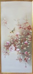 Antiga e delicada pintura chinesa sobre seda repres. pássaro sobre galho de roseira. Assinada e selada (selo vermelho) no c.i.d. Marcas do tempo. Emoldurada. Medidas: 80 x 40 cm e 53 x 101 cm.