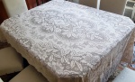 Grande e elegante toalha em renda europeia tonalidade bege com padrões florais. Med. 280 x 160 cm. Necessita lavagem.