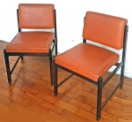 SERGIO RODRIGUES - CADEIRAS TIÃO - AUTÊNTICAS. Par de cadeiras em jacarandá, estofado sintético original da época. Alguns pinos de madeira perdidos. Med. 60 x 46 x 58 cm