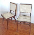 Par de cadeiras designer anos 60 ao gosto Carlos Hauner. Palha sintética. Pequenas avarias. Med. 83 x 43 x 42 cm