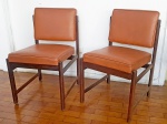 SERGIO RODRIGUES - CADEIRAS TIÃO - Par de cadeiras em jacarandá, estofado original da época. med. aprox. 60 x 48 x 58 cm. Faltam alguns pinos de rebite.